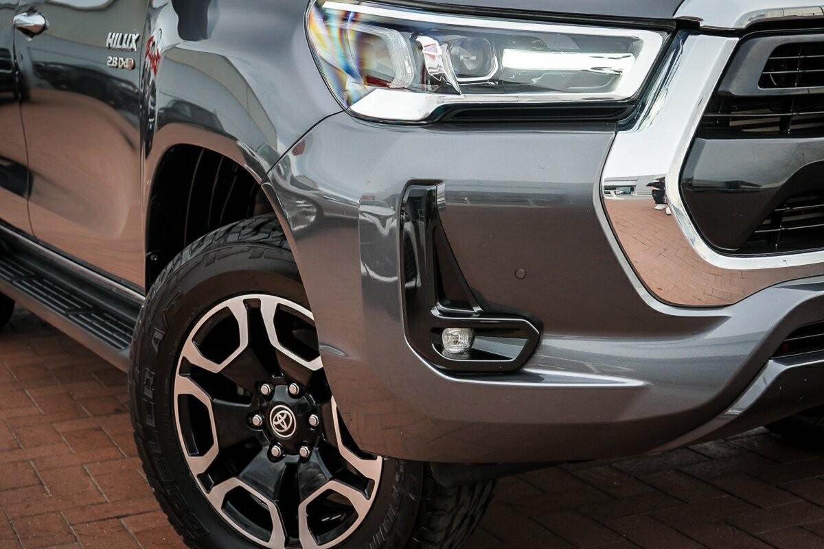 Toyota Hilux image 2
