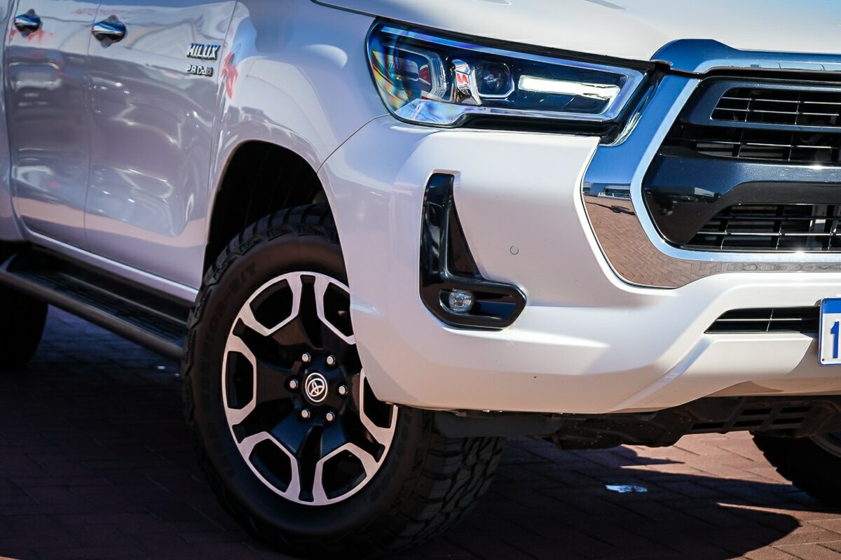 Toyota Hilux image 2