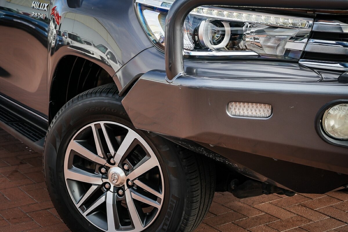 Toyota Hilux image 2