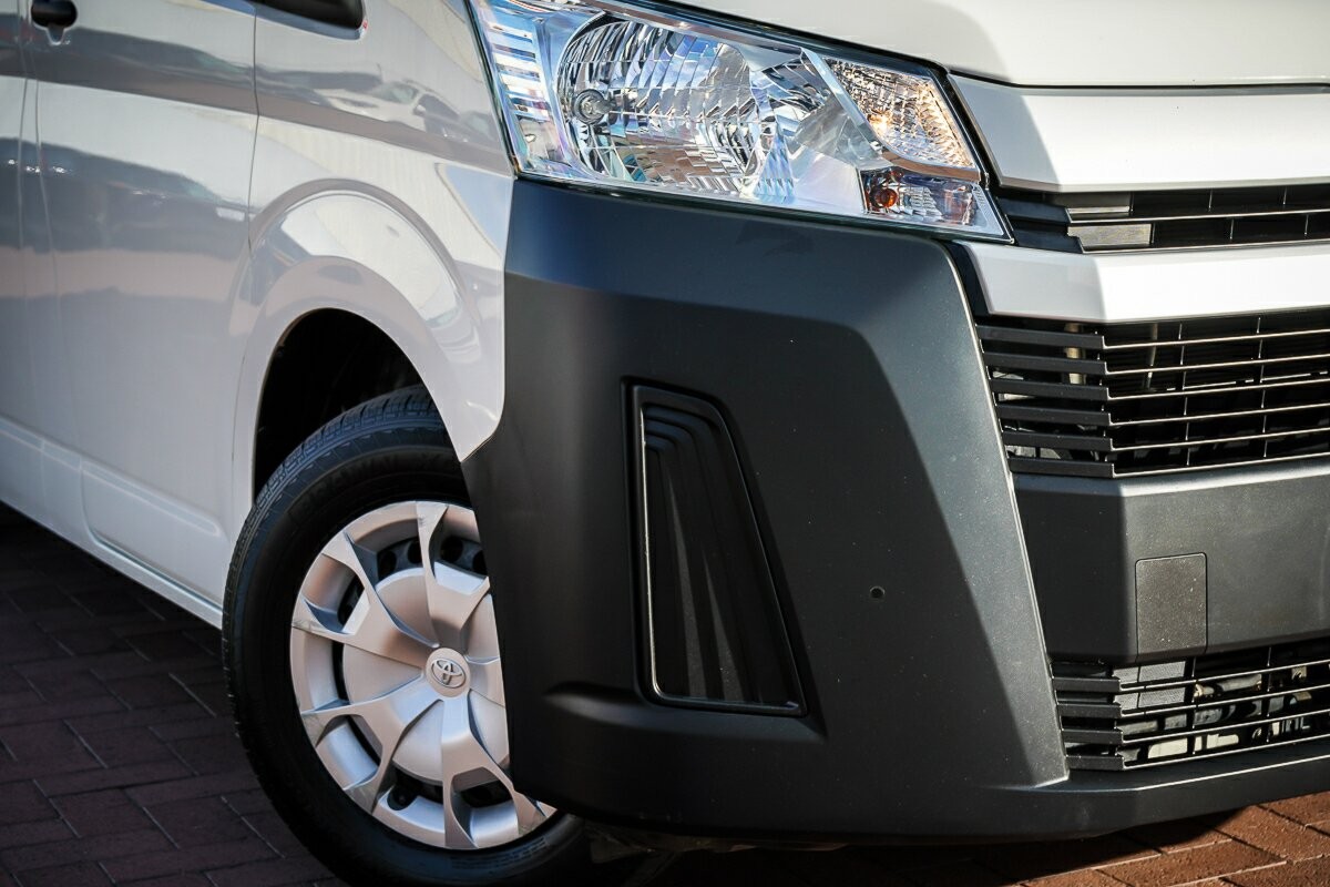 Toyota Hiace image 2