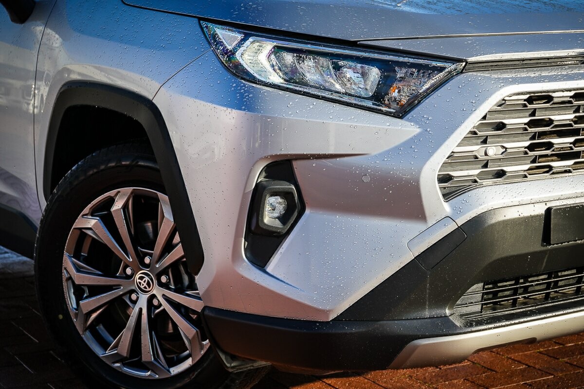 Toyota Rav4 image 2