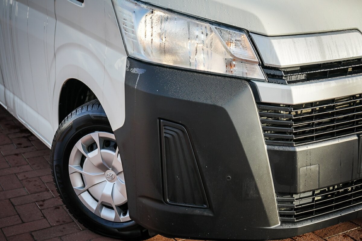 Toyota Hiace image 2