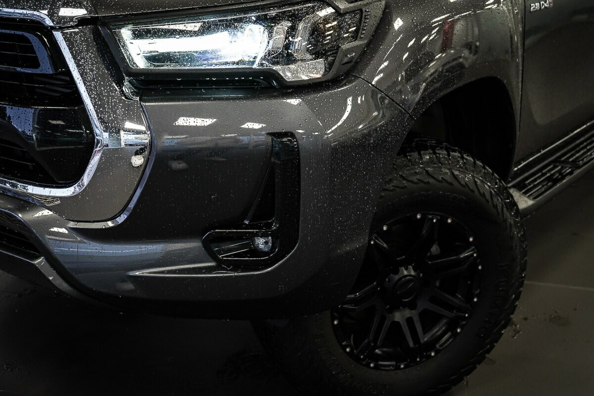 Toyota Hilux image 2