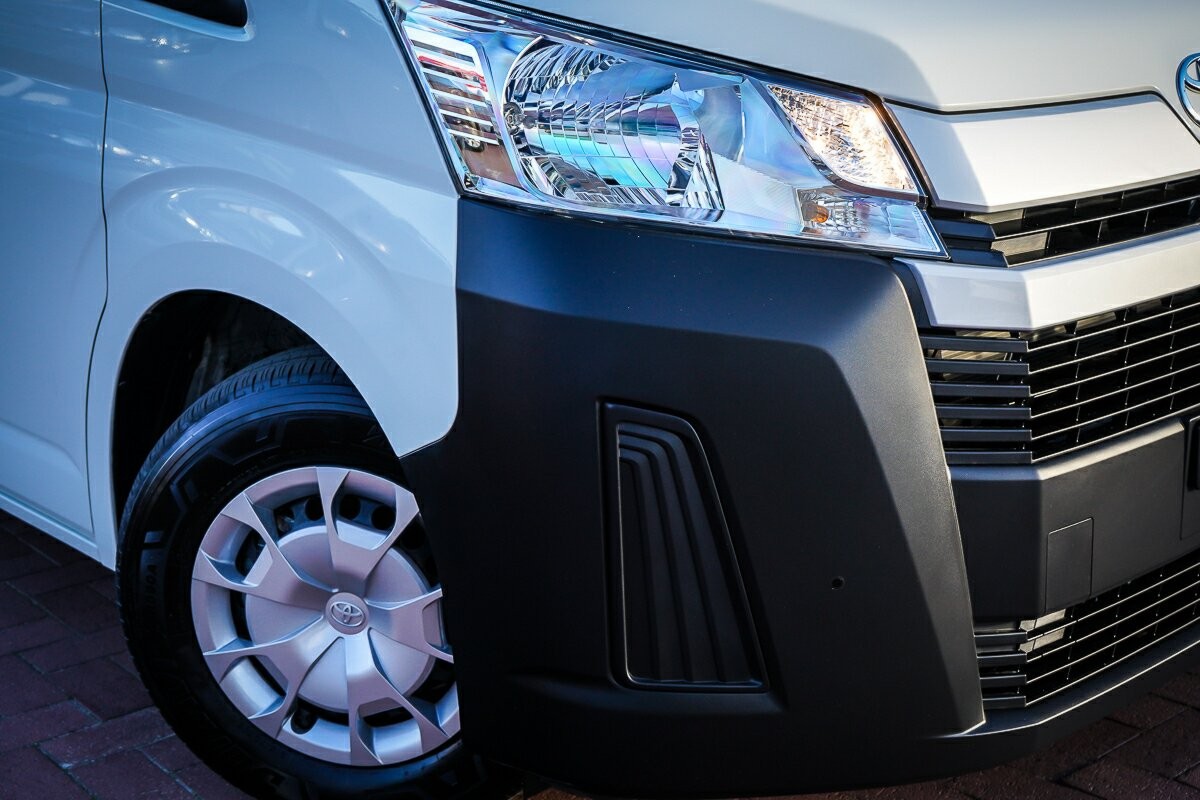 Toyota Hiace image 2