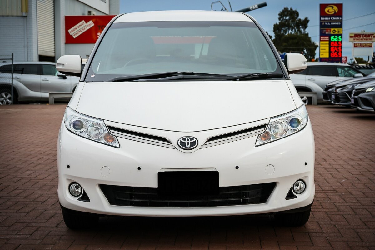 Toyota Tarago image 3