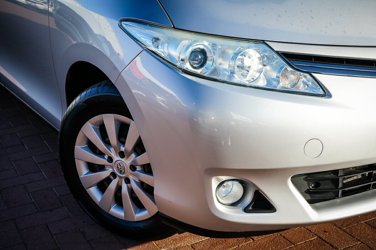 Toyota Tarago image 2