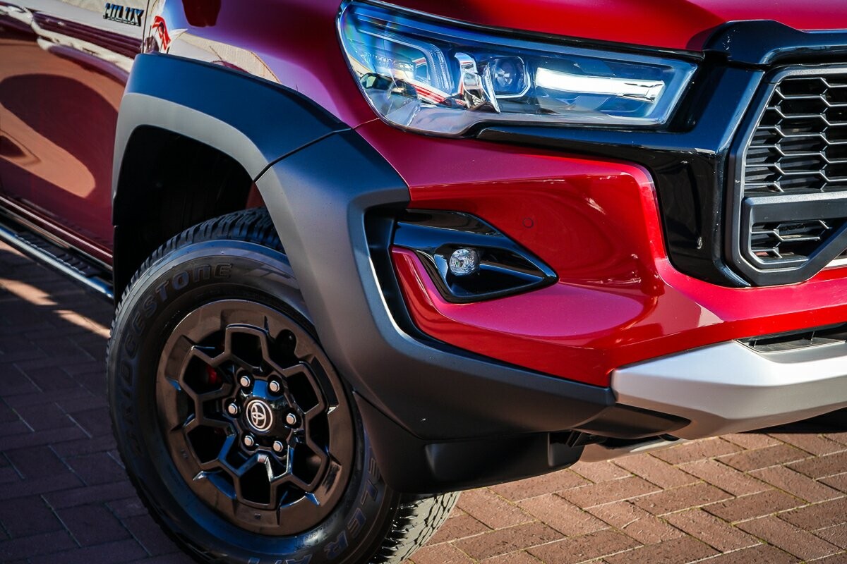 Toyota Hilux image 2