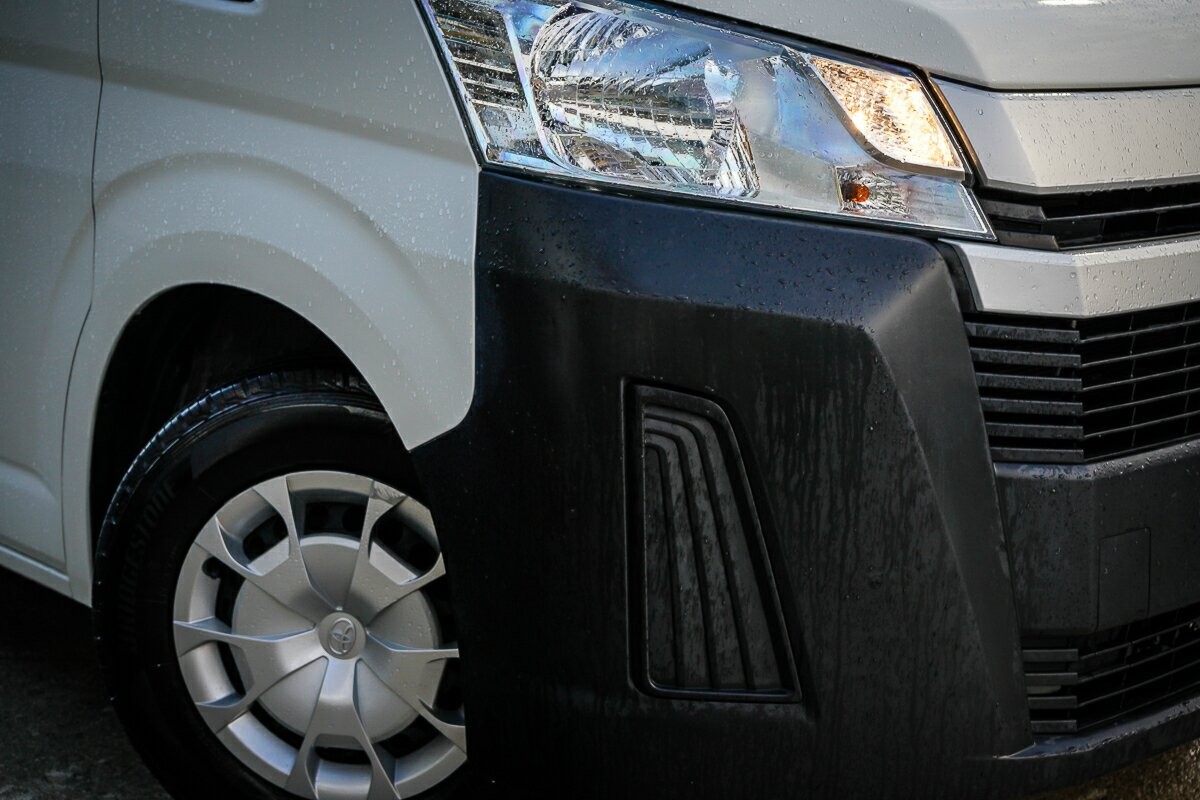 Toyota Hiace image 2