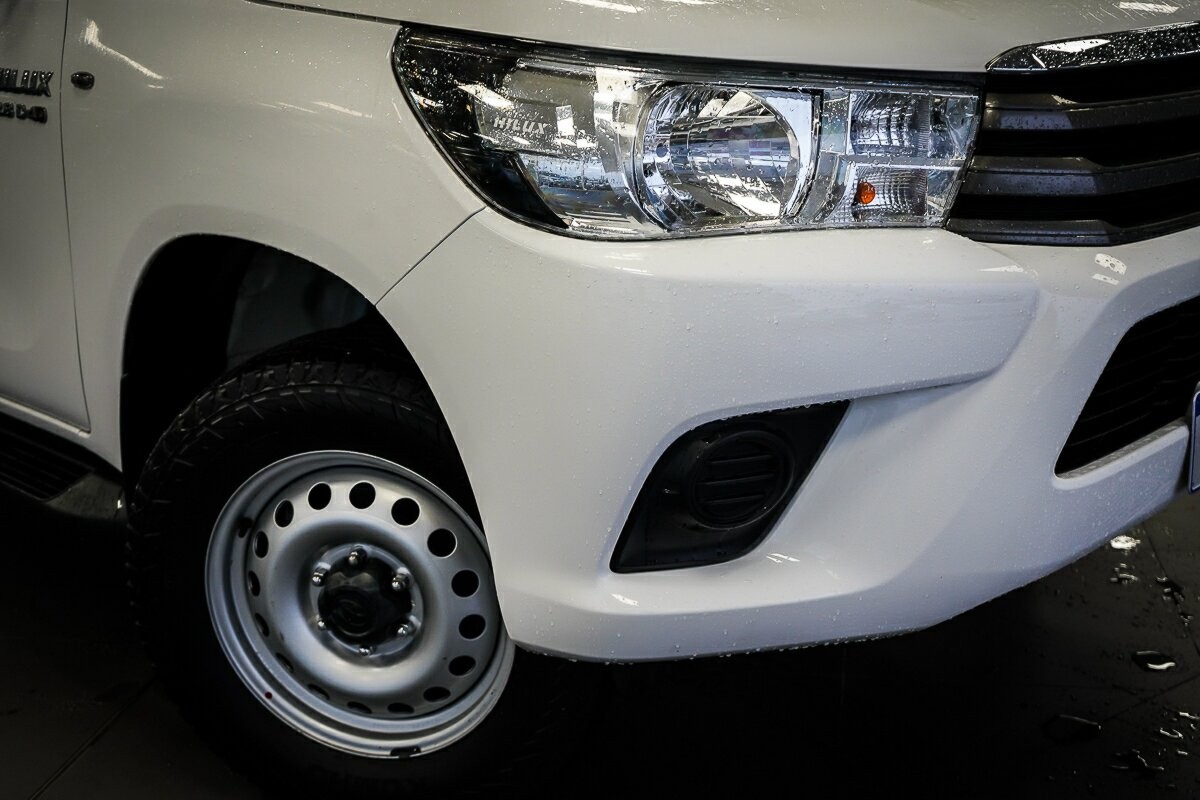 Toyota Hilux image 2