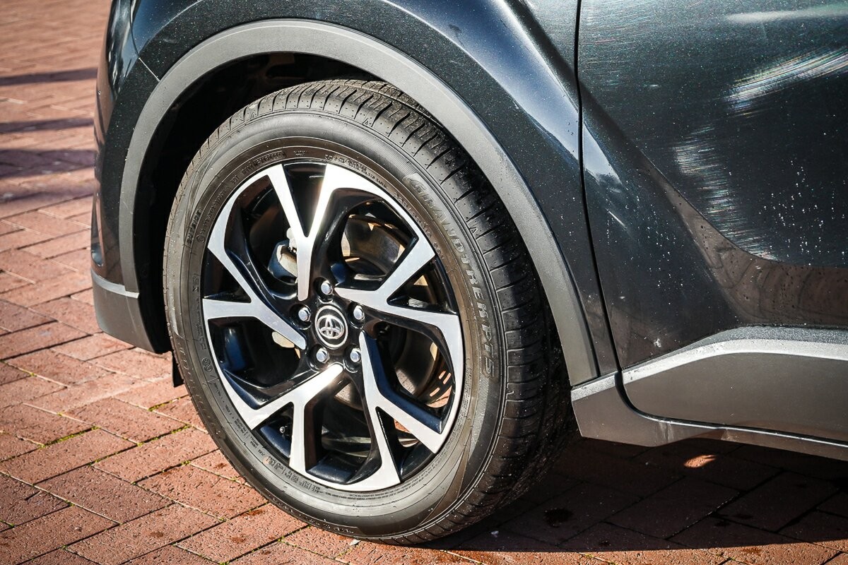 Toyota C-hr image 2