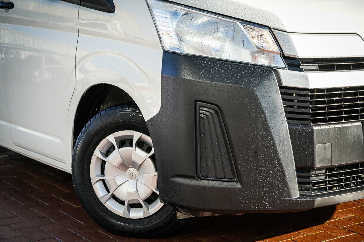 Toyota Hiace image 2