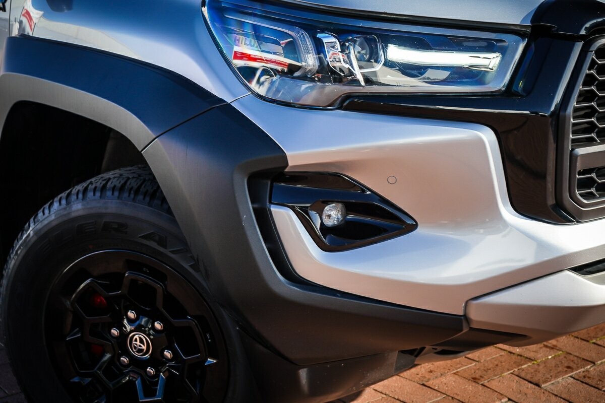 Toyota Hilux image 2