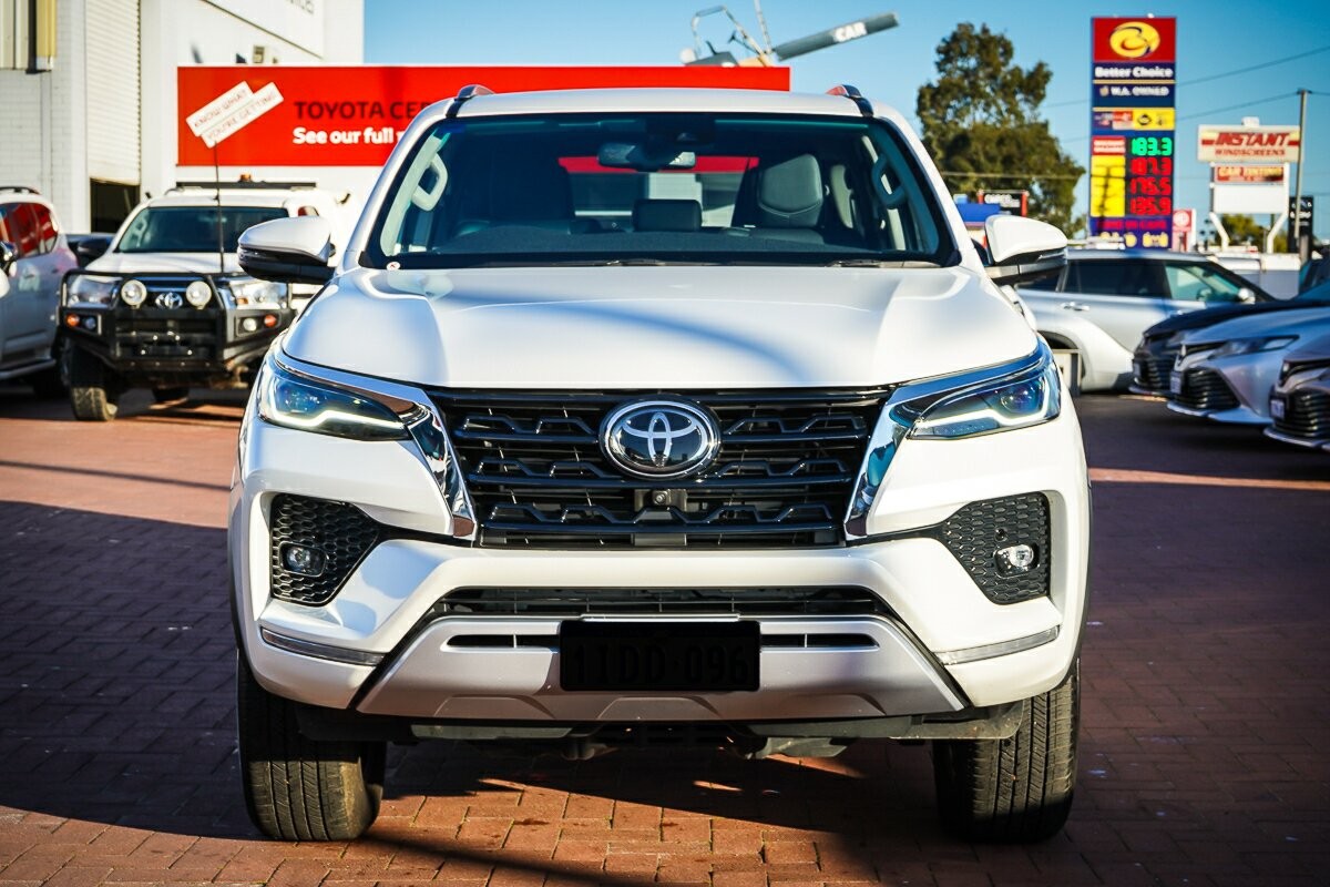 Toyota Fortuner image 3