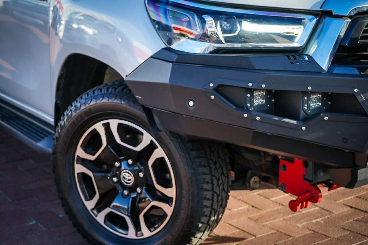 Toyota Hilux image 2
