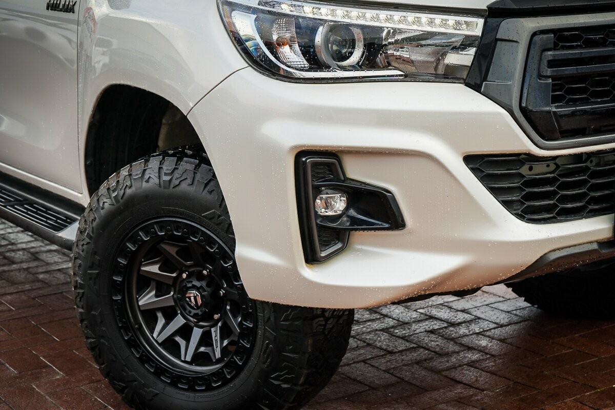 Toyota Hilux image 2