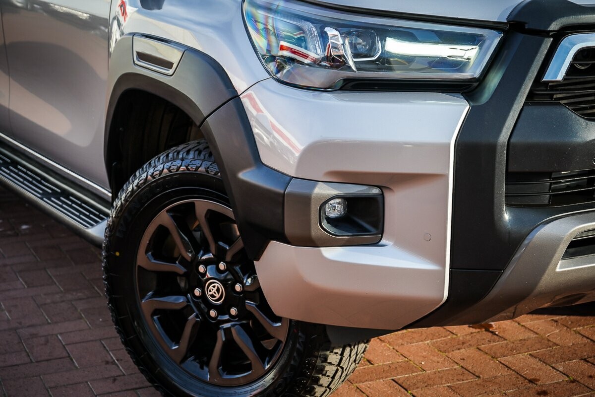 Toyota Hilux image 2