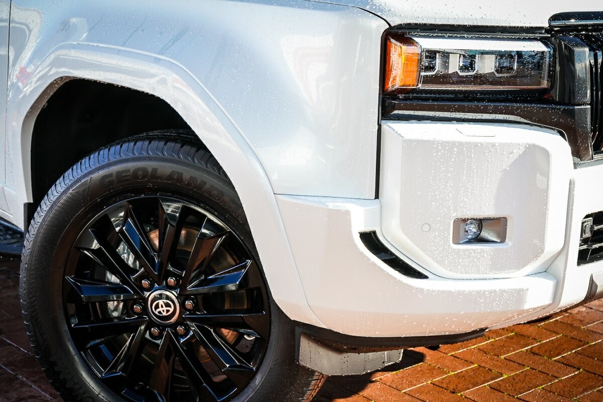 Toyota Landcruiser Prado image 2