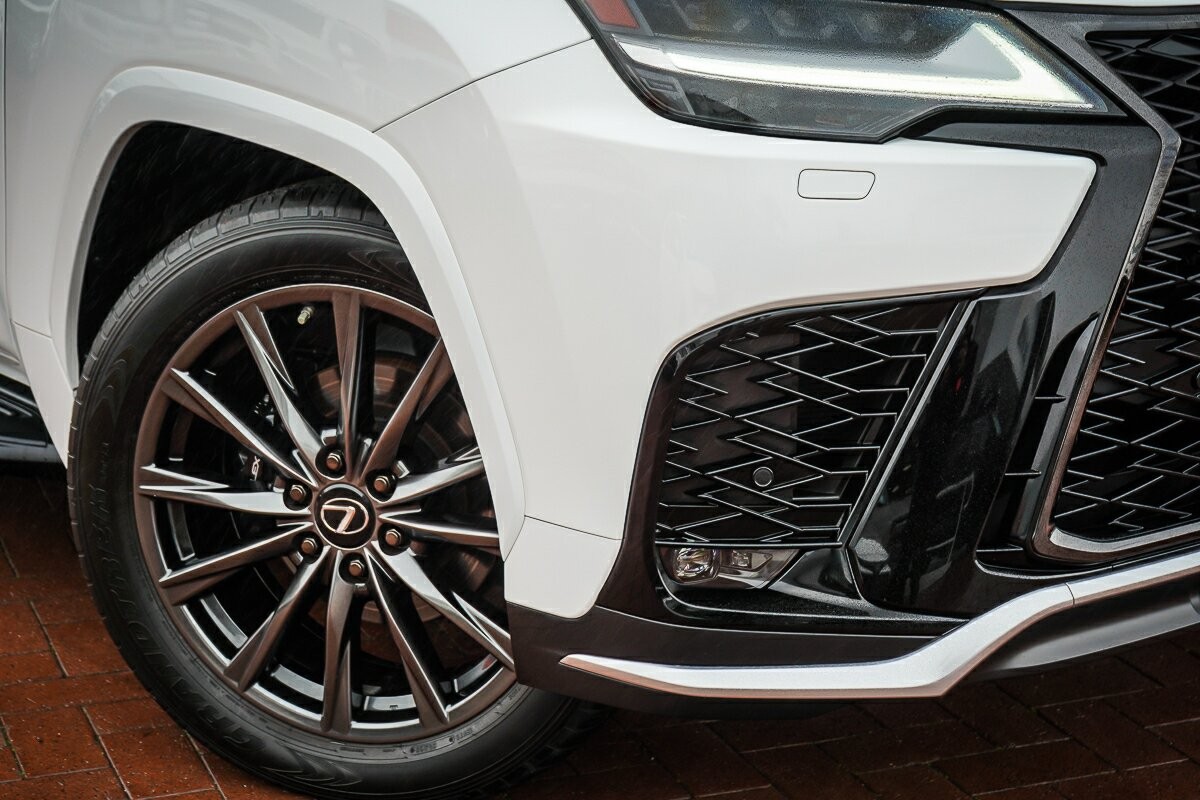 Lexus Lx image 2