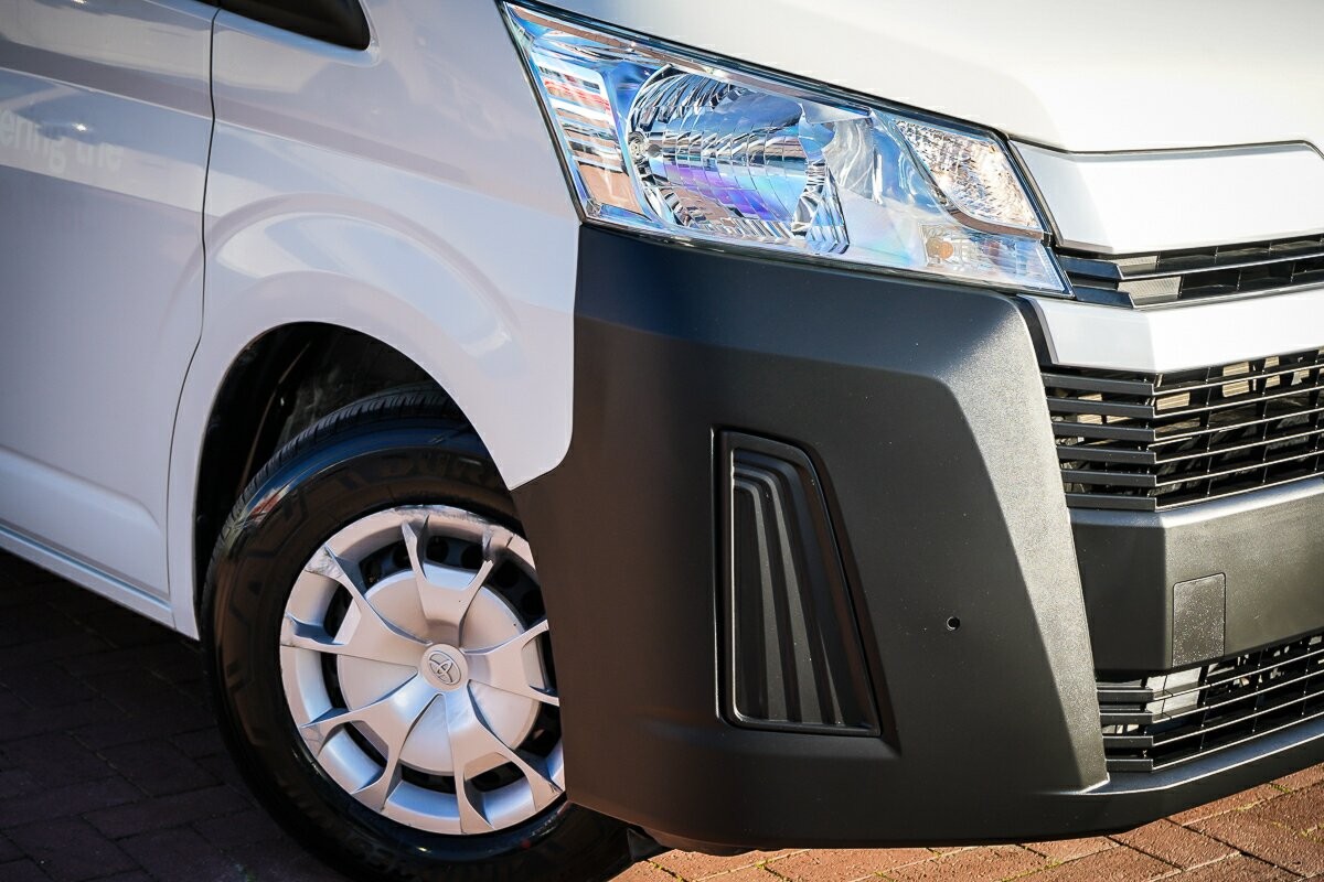 Toyota Hiace image 2