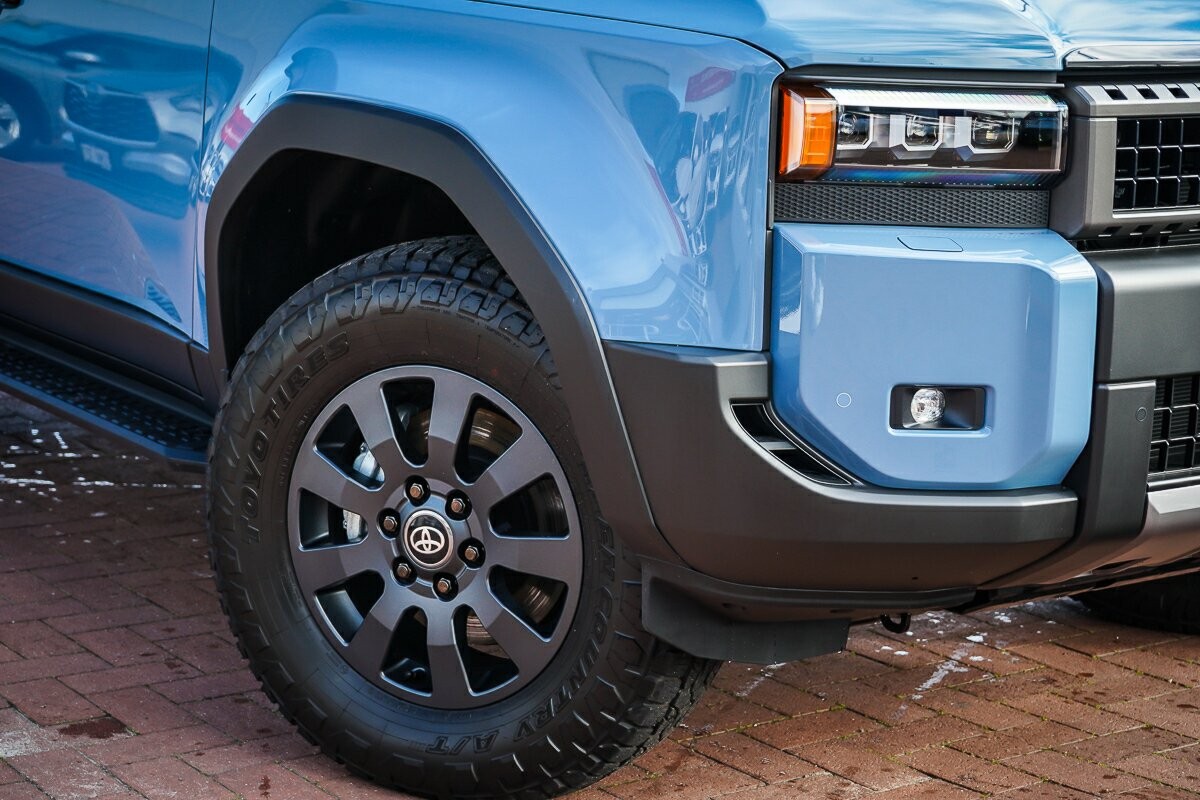 Toyota Landcruiser Prado image 2
