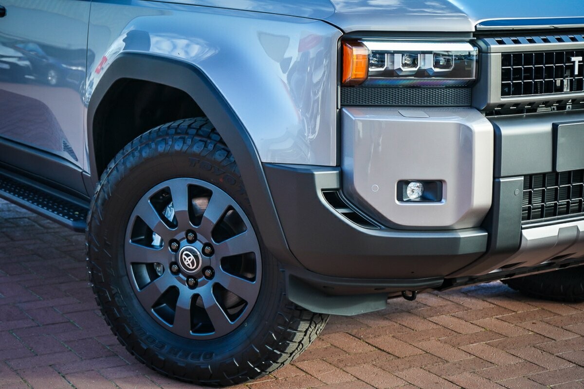 Toyota Landcruiser Prado image 2