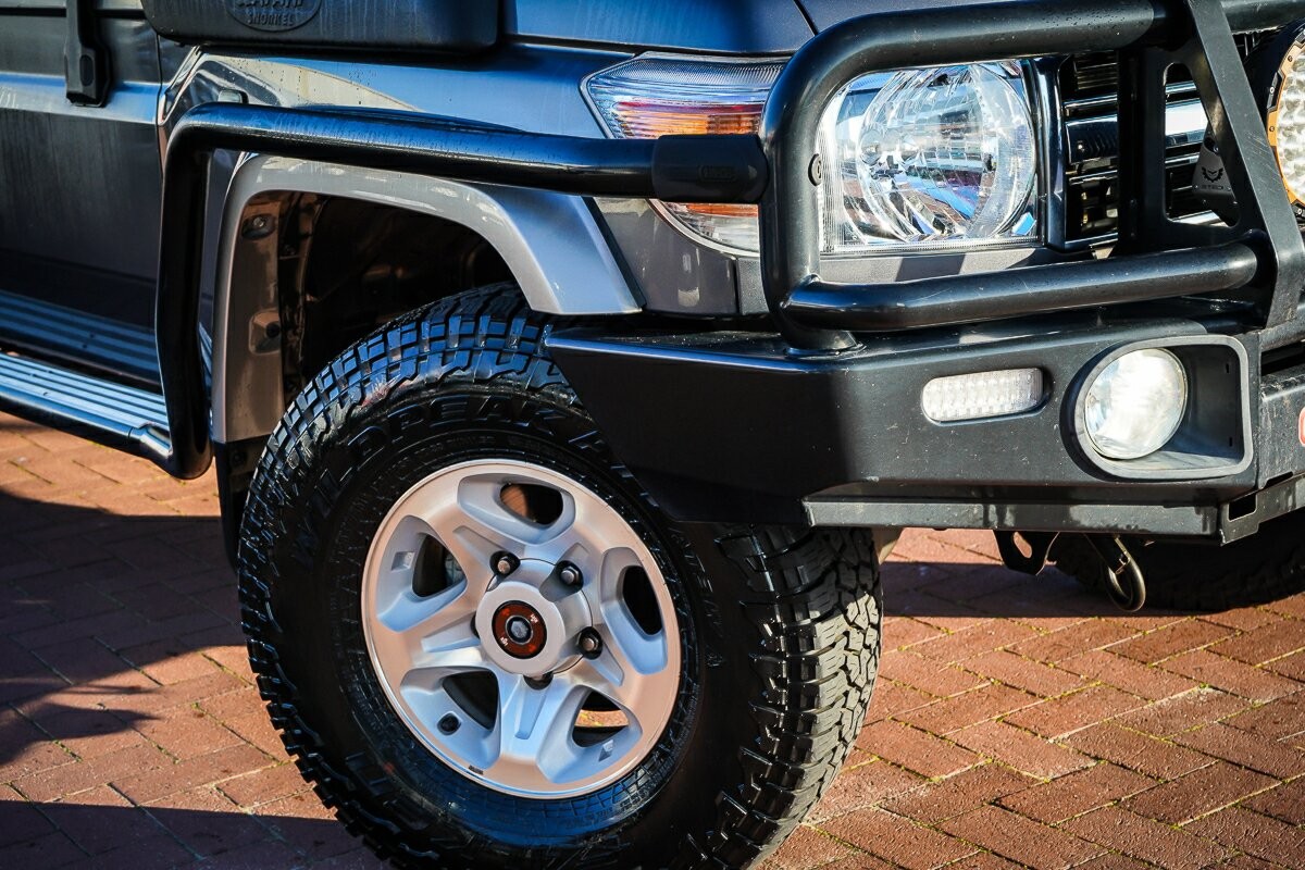 Toyota Landcruiser image 2
