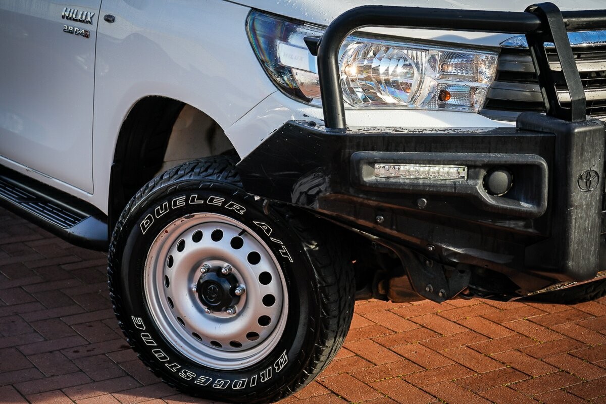 Toyota Hilux image 2