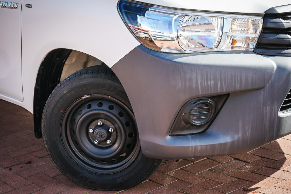 Toyota Hilux image 2
