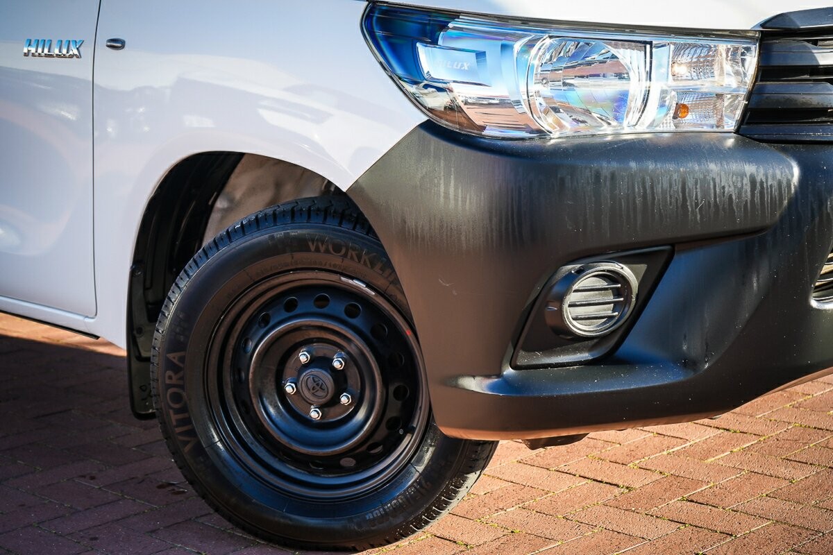 Toyota Hilux image 2