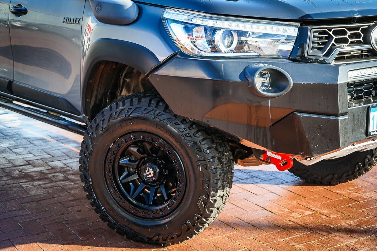 Toyota Hilux image 2
