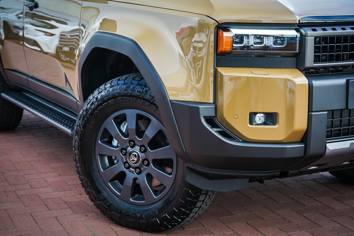 Toyota Landcruiser Prado image 2