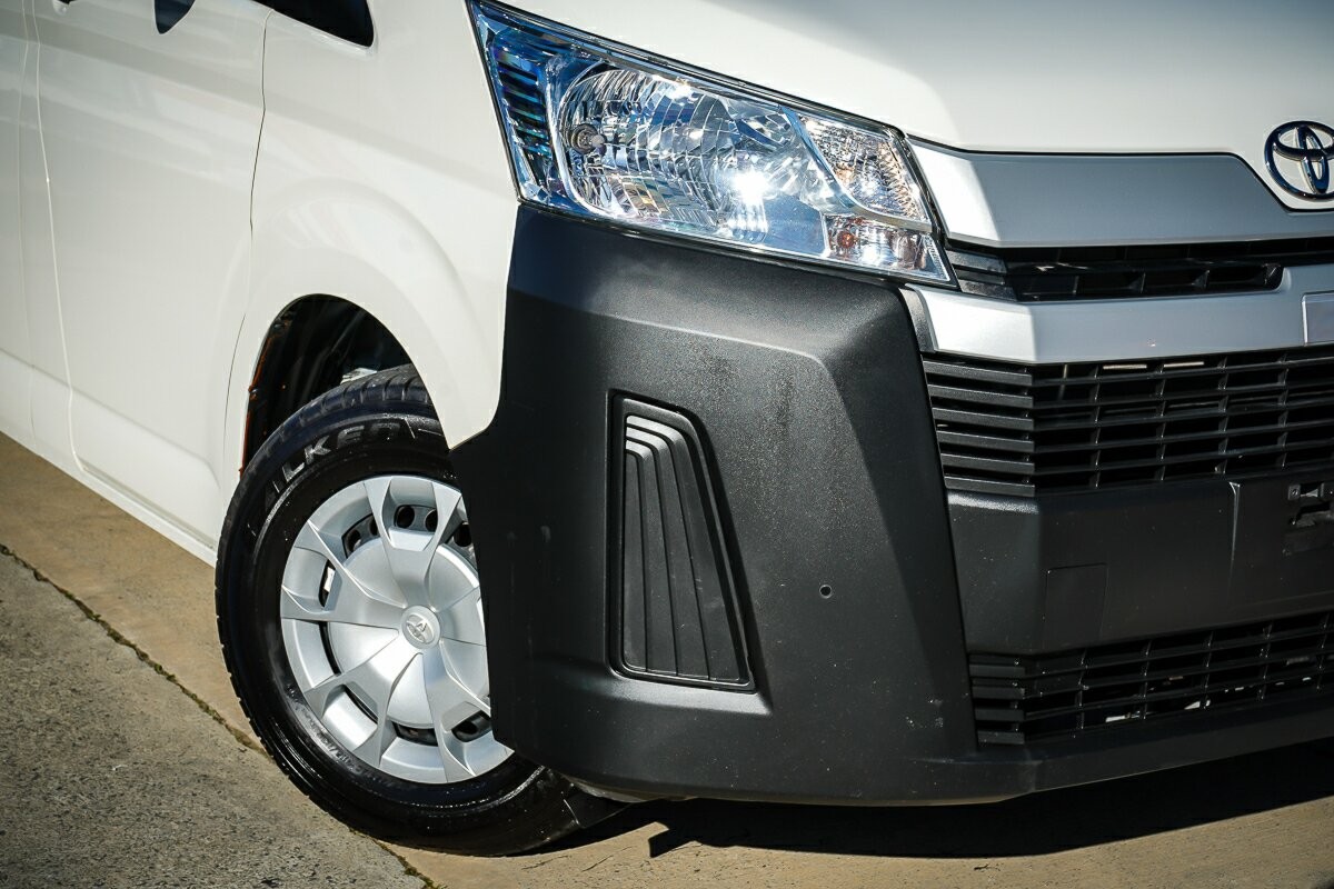 Toyota Hiace image 2