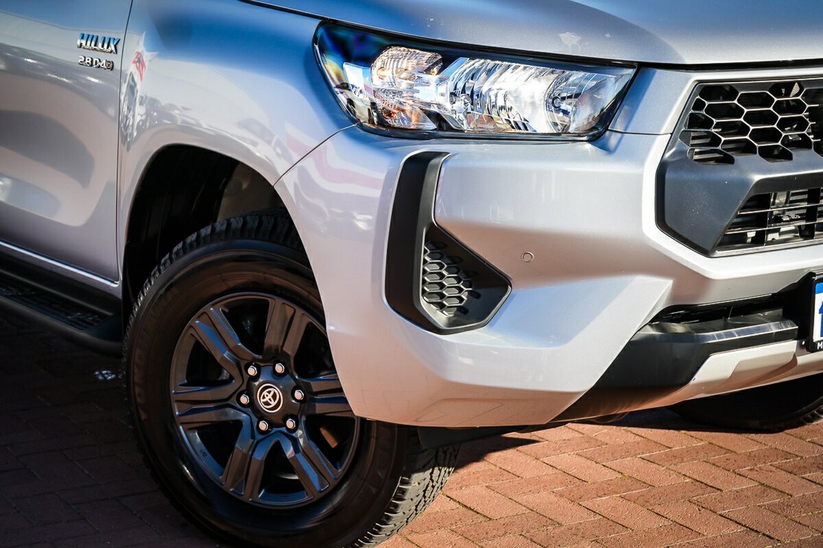 Toyota Hilux image 2