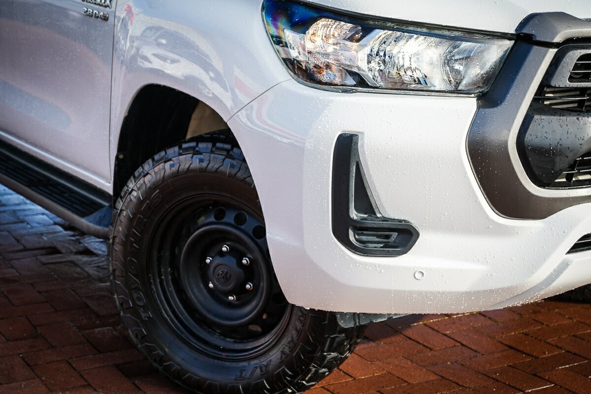 Toyota Hilux image 2