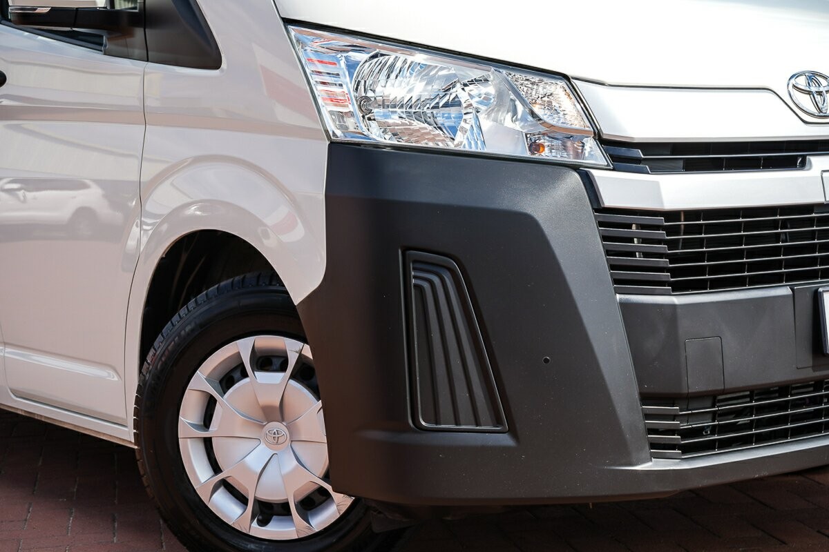 Toyota Hiace image 2