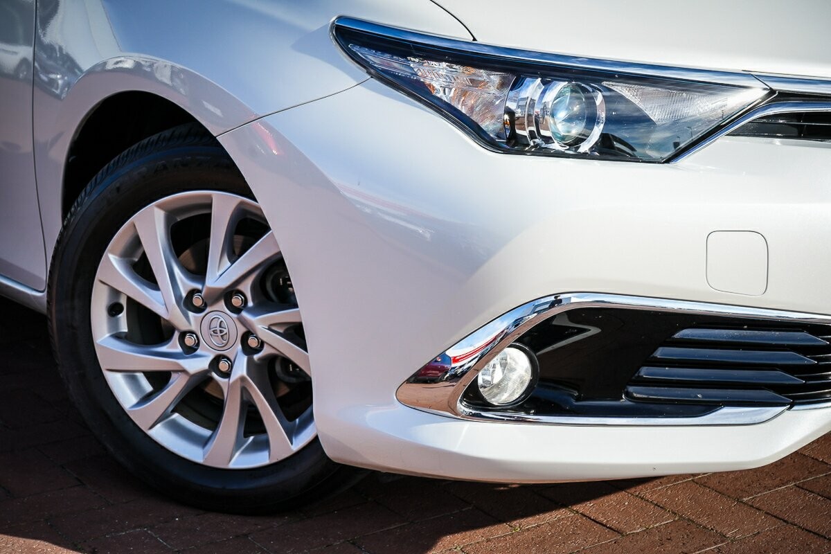 Toyota Corolla image 2