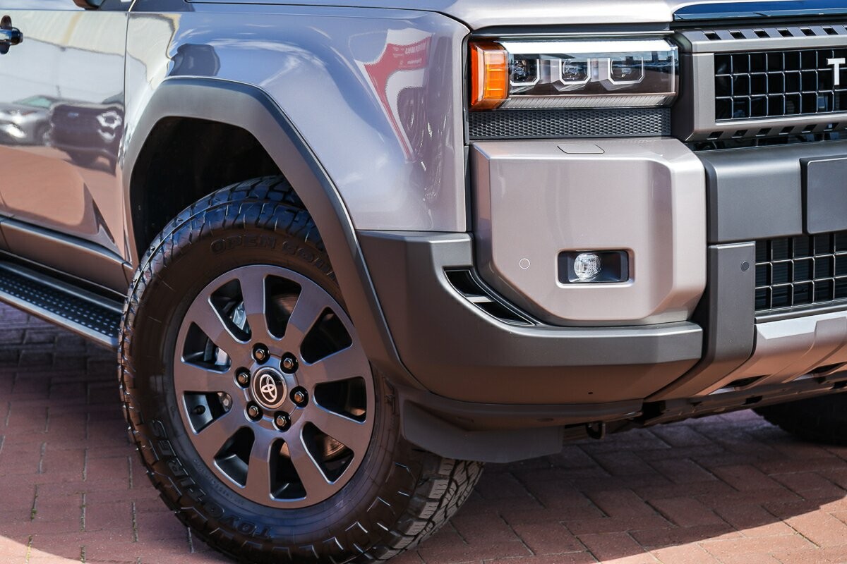 Toyota Landcruiser Prado image 2