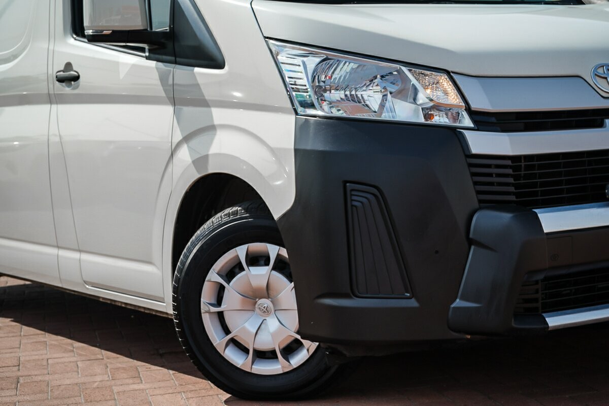 Toyota Hiace image 2