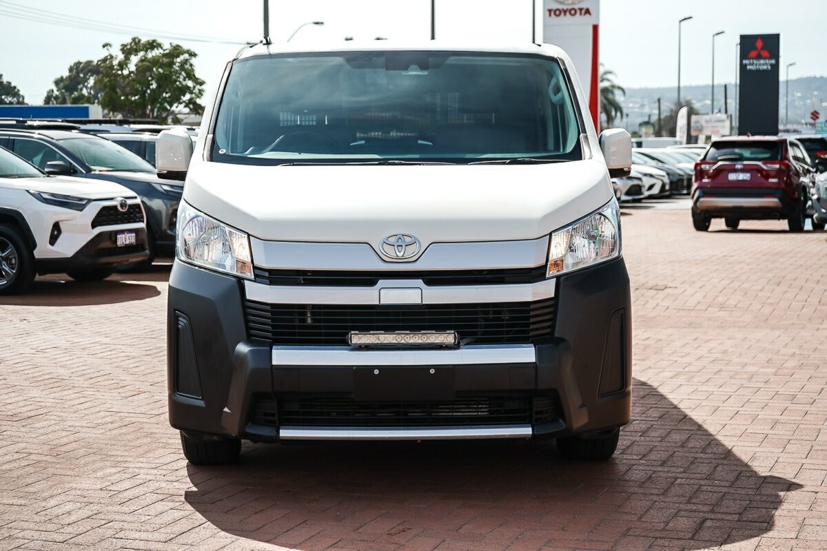 Toyota Hiace image 3