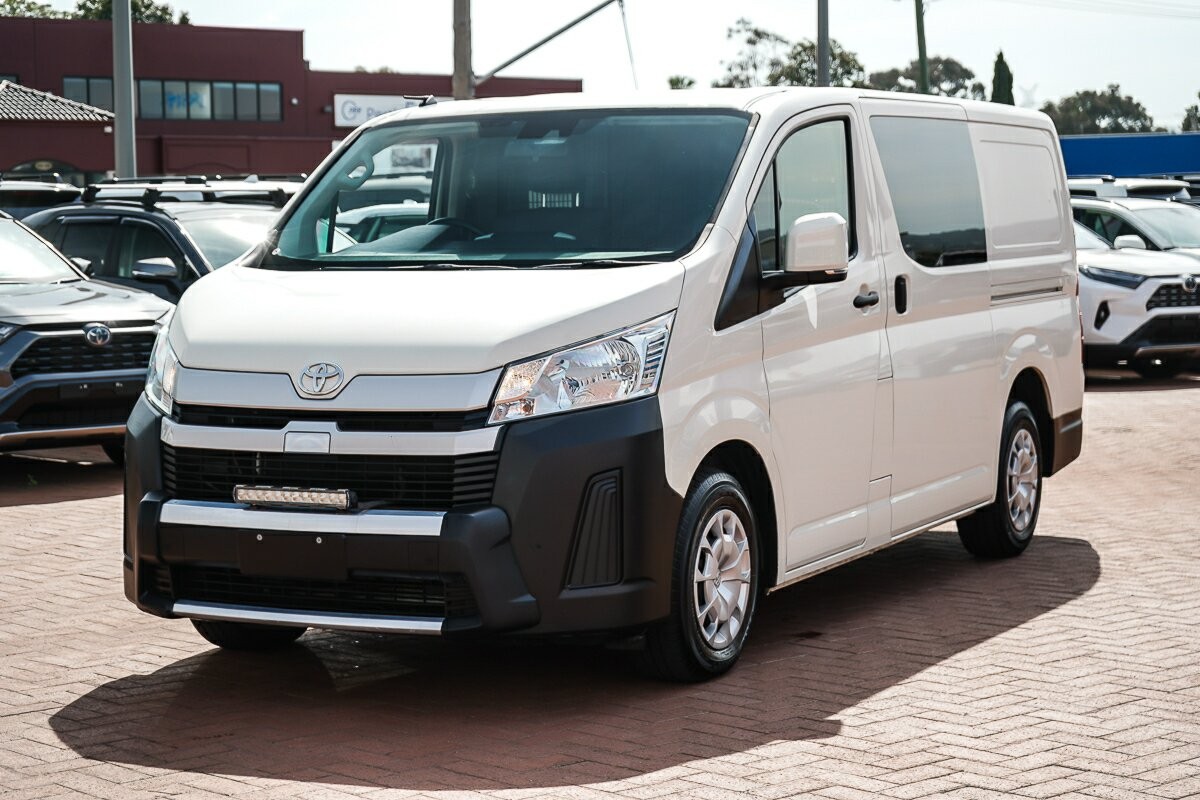 Toyota Hiace image 4