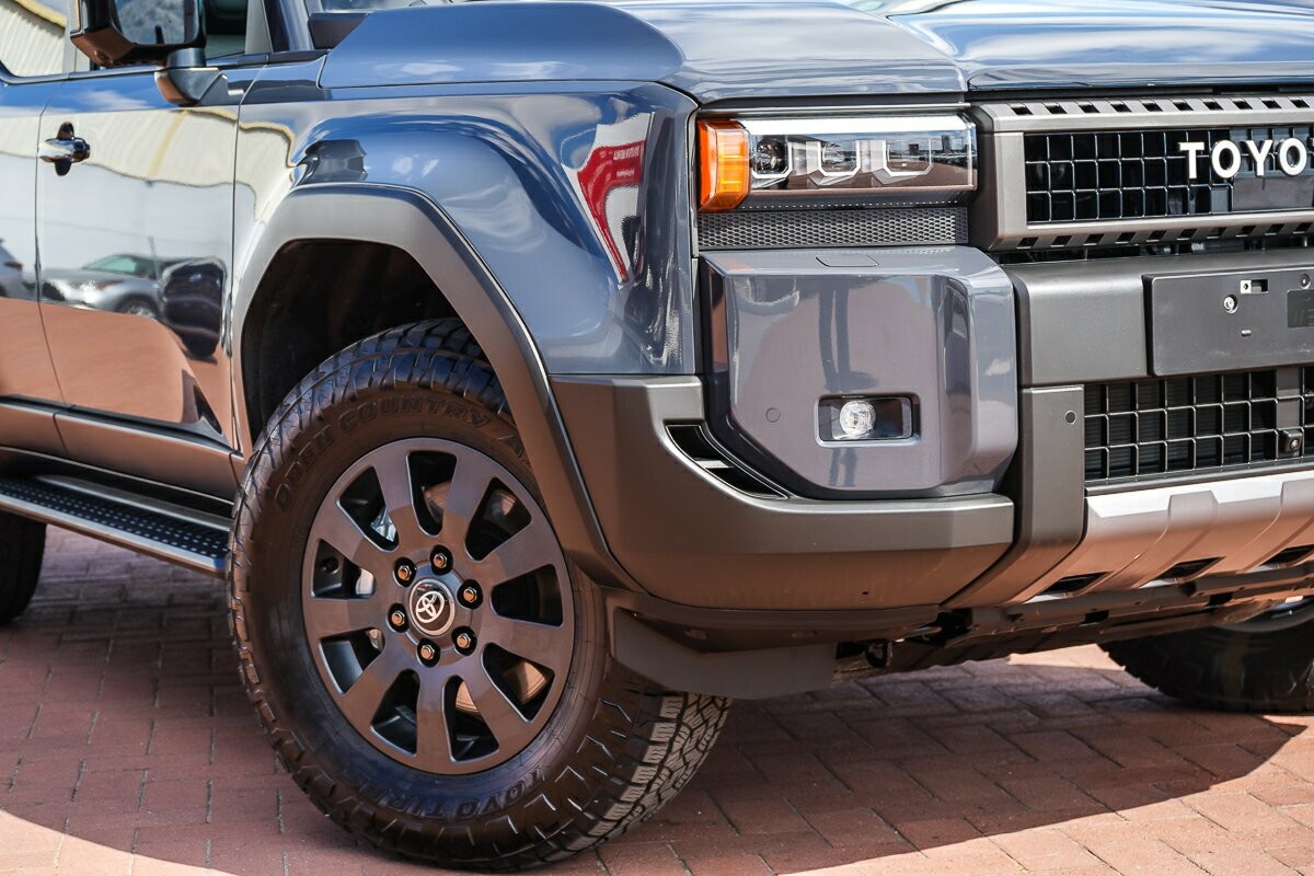 Toyota Landcruiser Prado image 2