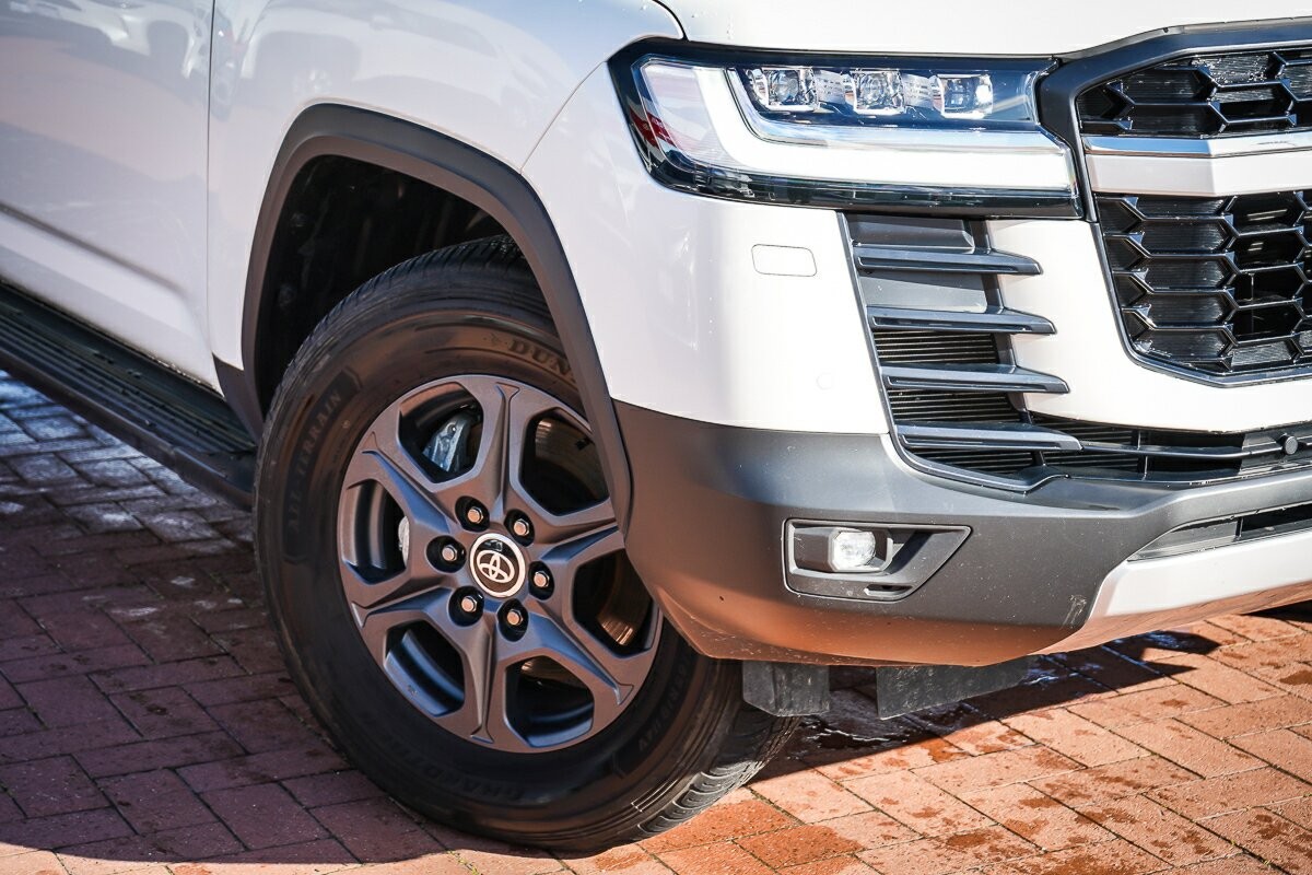 Toyota Landcruiser image 2