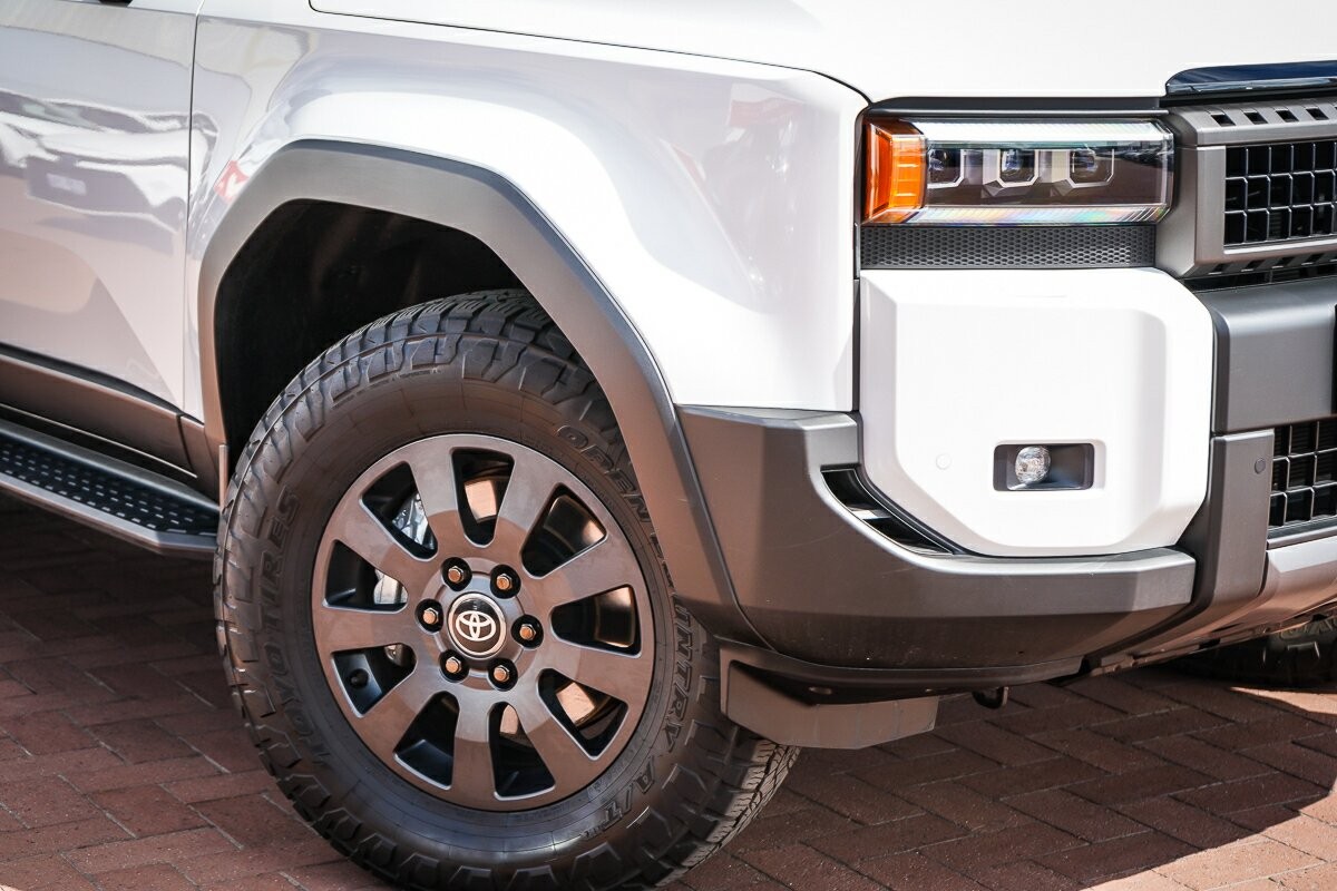 Toyota Landcruiser Prado image 2