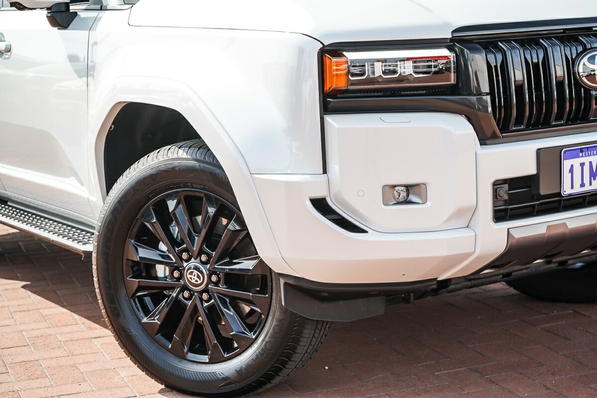 Toyota Landcruiser Prado image 2