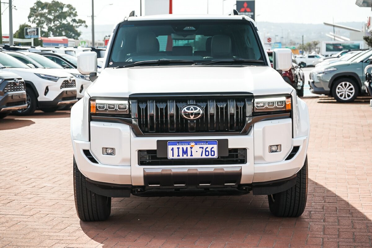Toyota Landcruiser Prado image 3