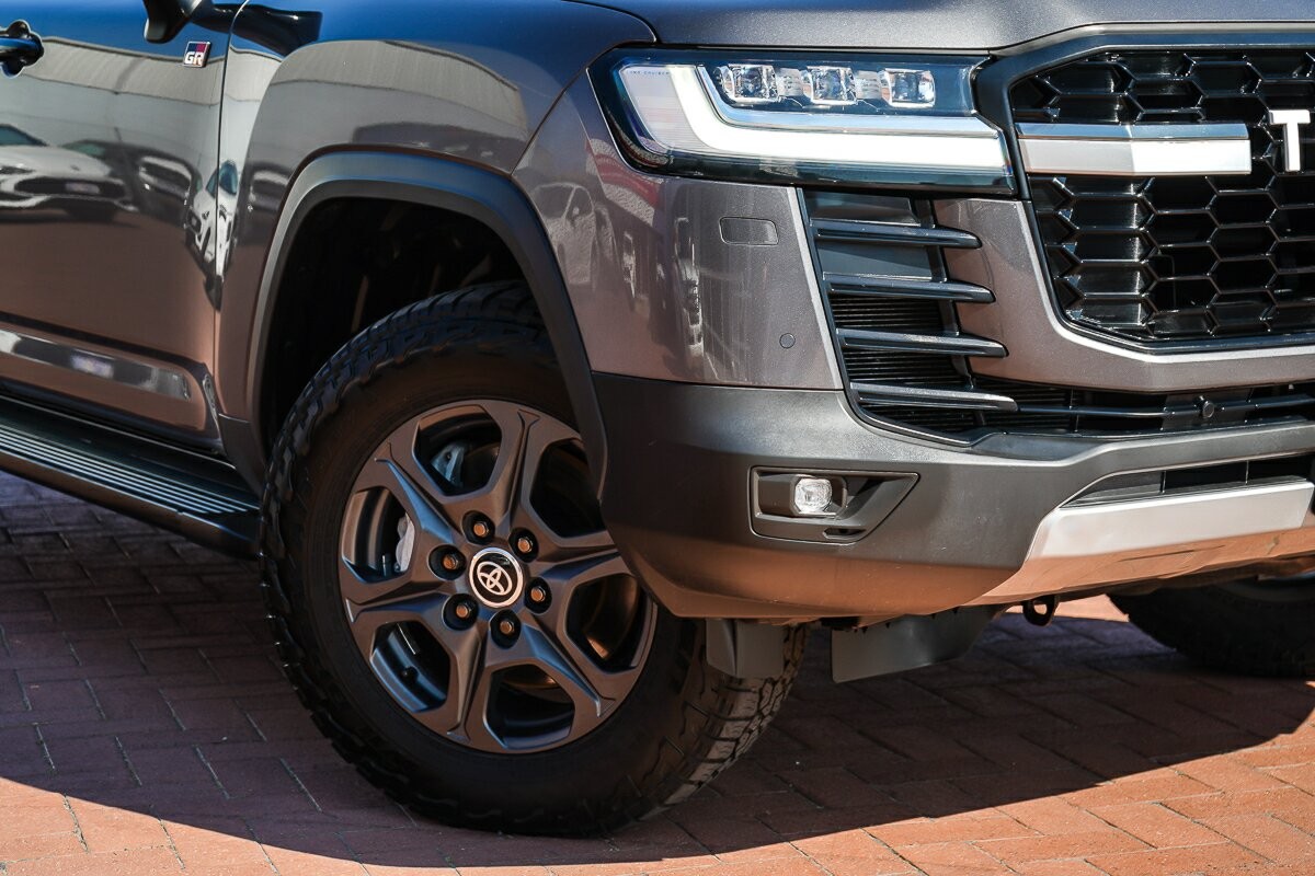 Toyota Landcruiser image 2