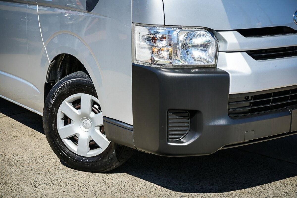 Toyota Hiace image 2