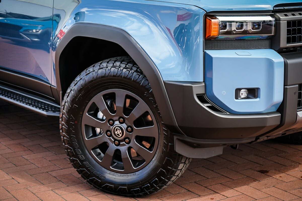 Toyota Landcruiser Prado image 2