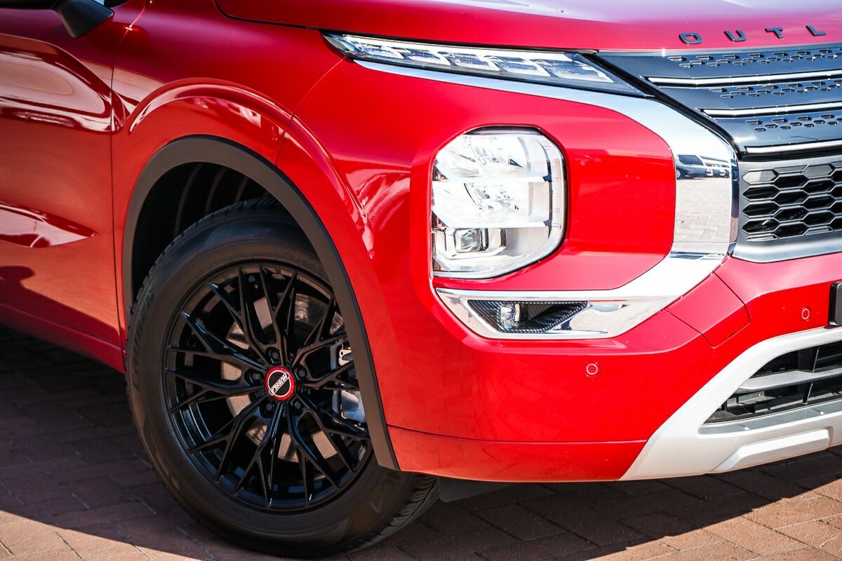 Mitsubishi Outlander image 2