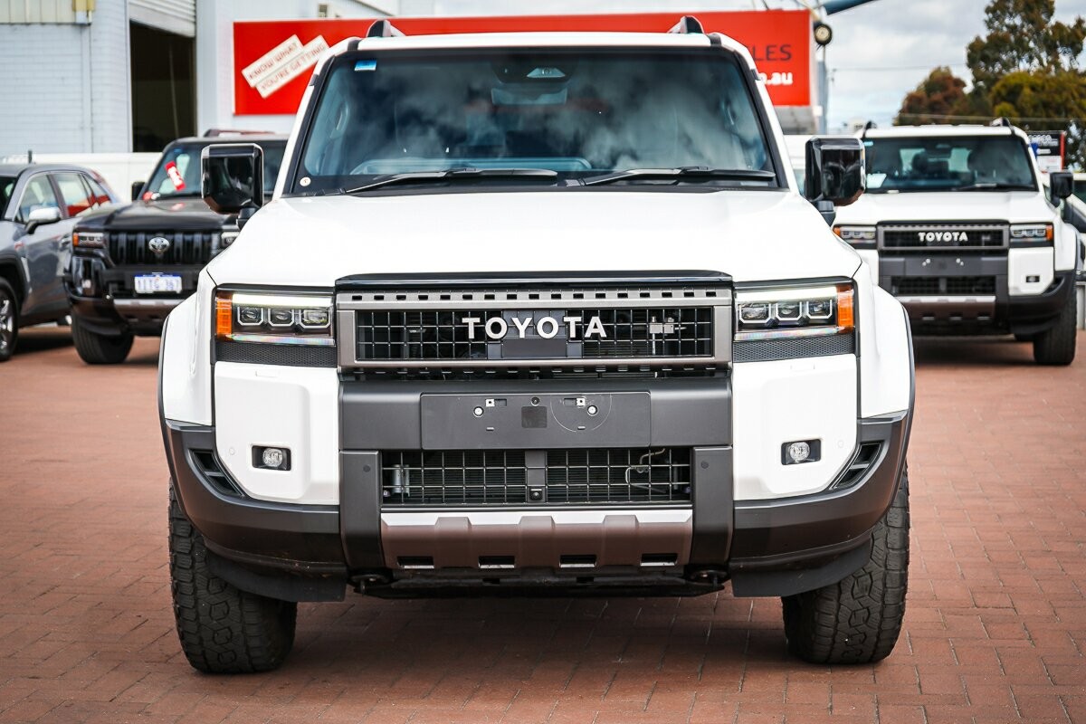 Toyota Landcruiser Prado image 3